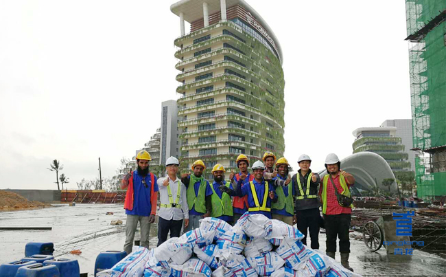 青龍董事長視察森林城市并與施工隊合影 防水材料