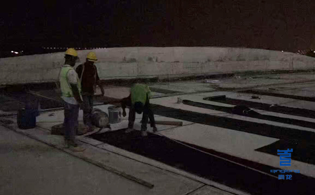 青龍海外施工隊深夜加班作業(yè) 防水材料