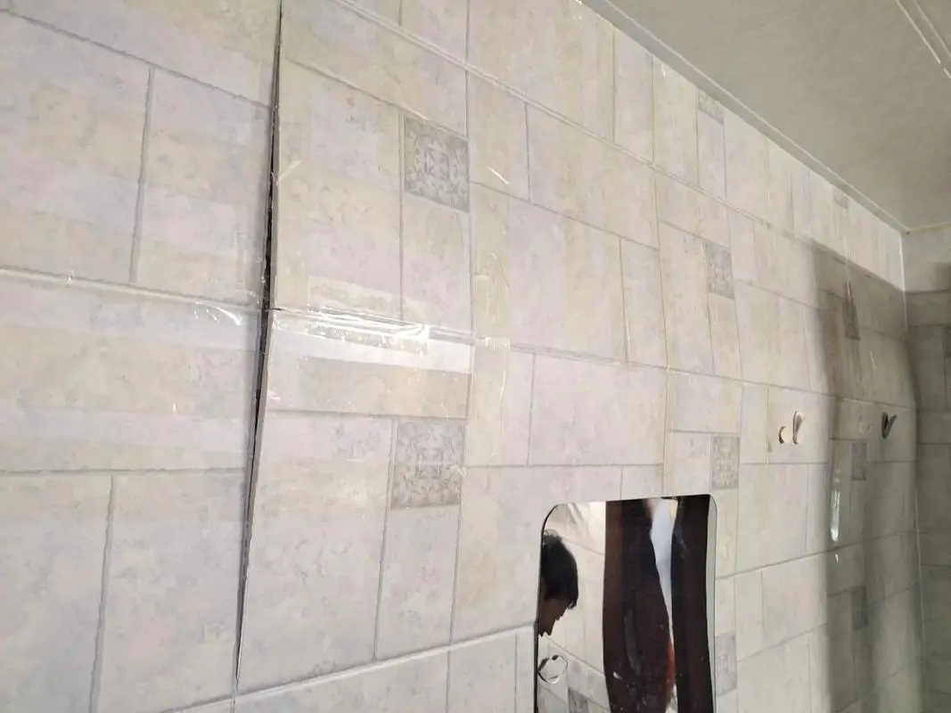 為什么越來越多的施工隊(duì)都改用青龍瓷磚膠+背膠？答案來了！