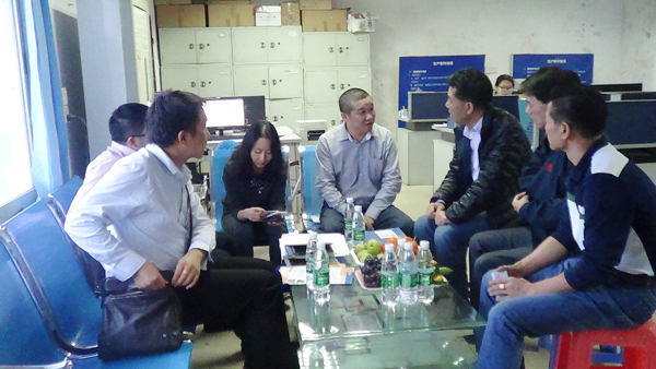 王總向客人介紹青龍 瓷磚膠