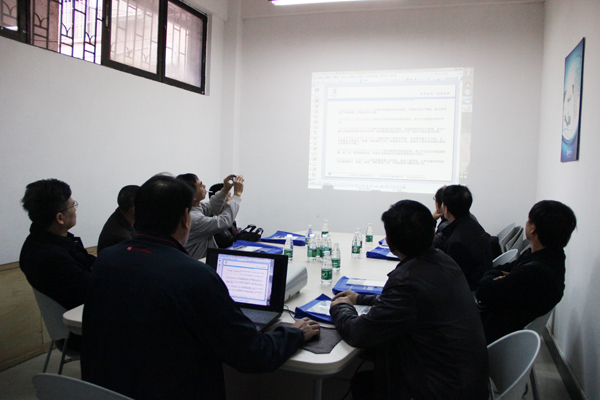 考察團成員對主要關(guān)注點進行拍攝 青龍防水材料