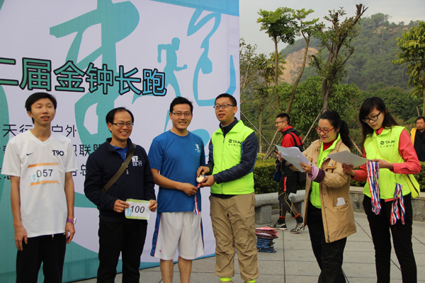 主辦方為廖烈云頒發(fā)獎牌 青龍