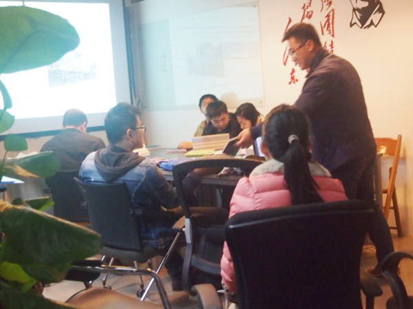 羅工向參會人員介紹青龍防水材料樣板 建筑材料