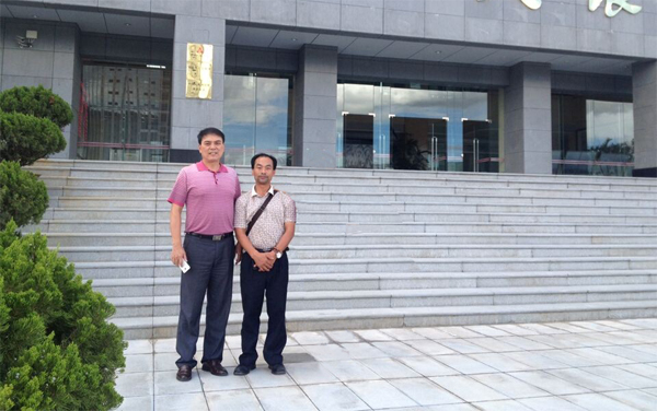 張總和青龍集團(tuán)技術(shù)總監(jiān)徐總合影 臨滄防水