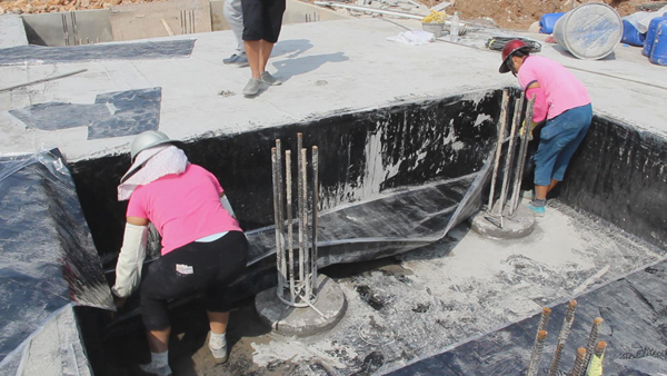 工人正進(jìn)行PCM防水卷材鋪設(shè) 新會(huì)防水